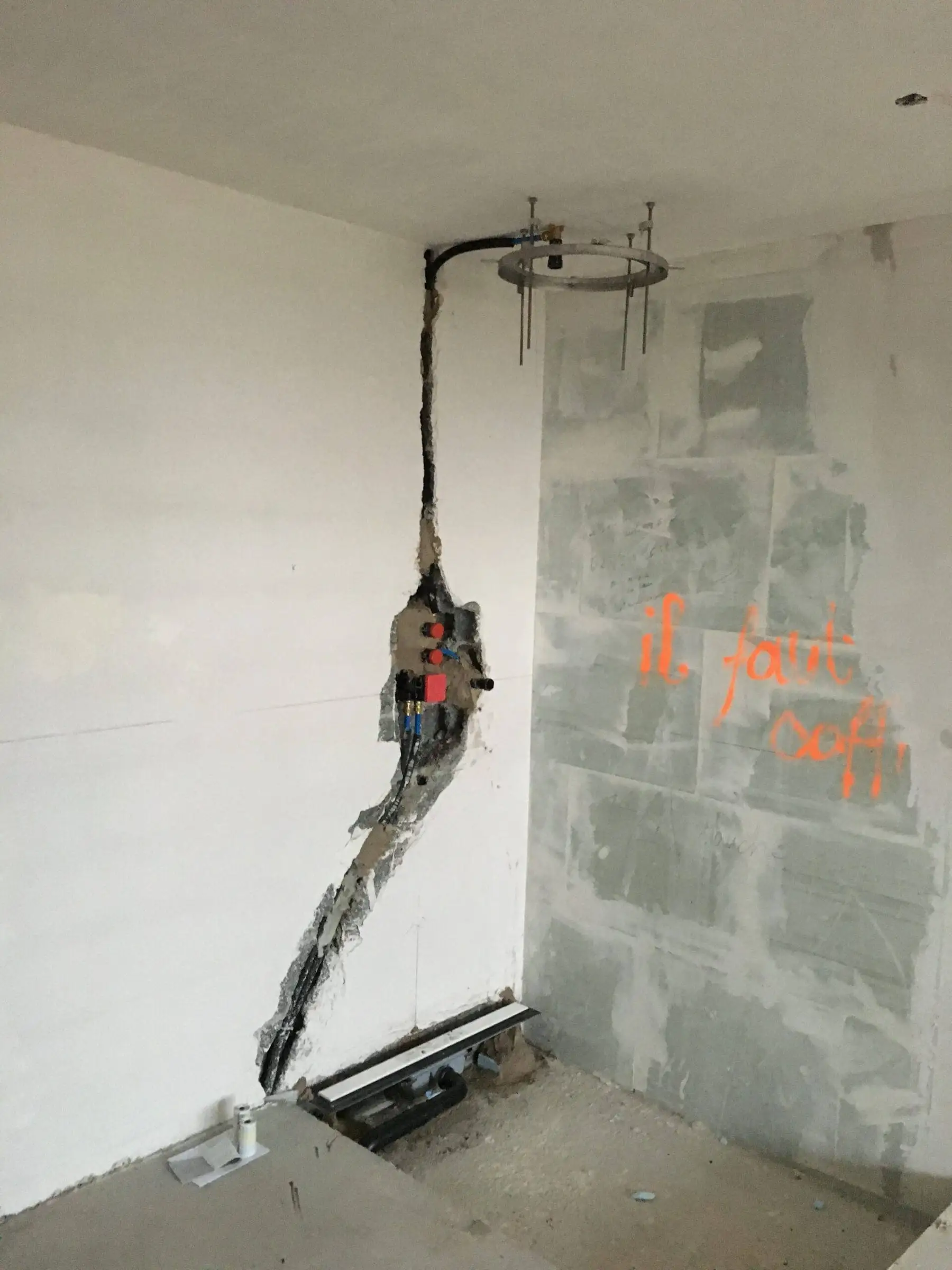 Saignée dans le mur pour encastrer les conduites d’une colonne de douche