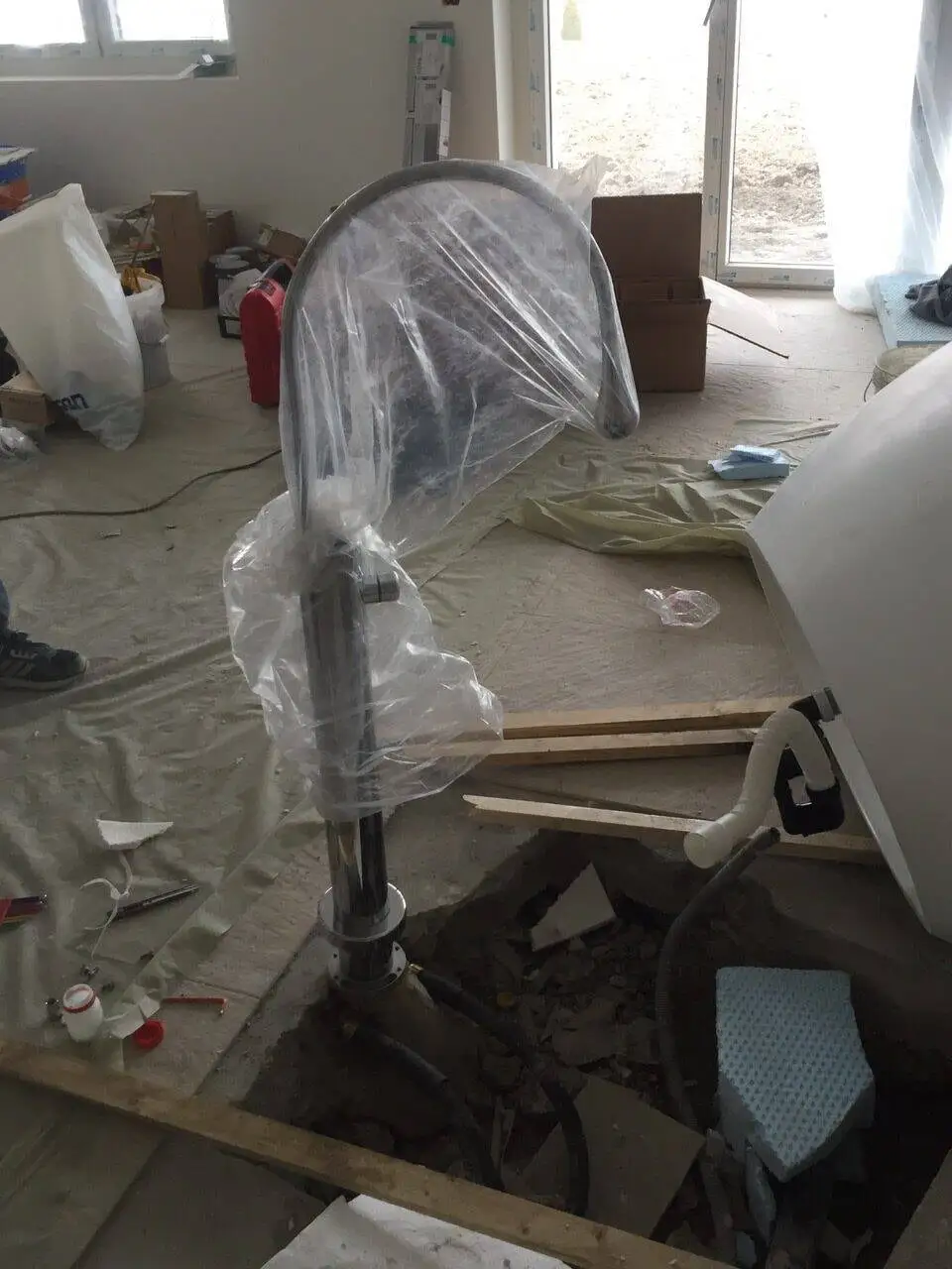 Robinetterie sur colonne protégée par un film plastique pendant le chantier